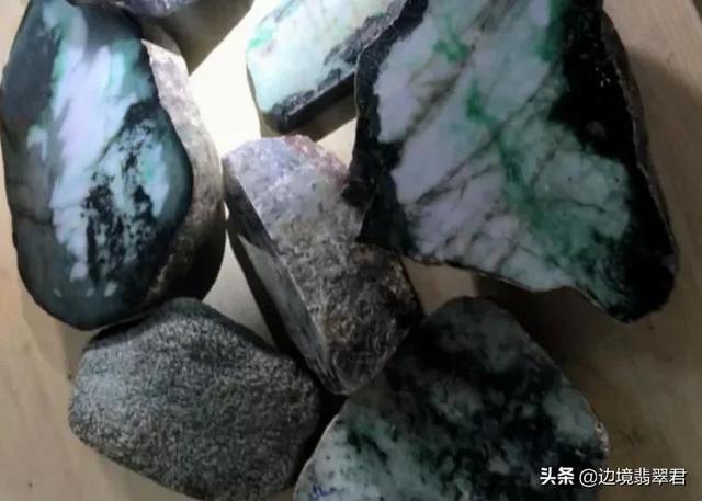 翡翠藓加绿手镯值钱吗,翡翠原石的藓是什么样的-第5张图片-翡翠网 翡翠藓加绿手镯值钱吗,翡翠原石的藓是什么样的-第5张图片-翡翠网