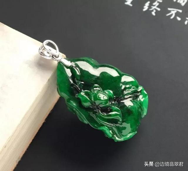 翡翠藓加绿手镯值钱吗,翡翠原石的藓是什么样的-第6张图片-翡翠网 翡翠藓加绿手镯值钱吗,翡翠原石的藓是什么样的-第6张图片-翡翠网