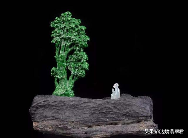 翡翠藓加绿手镯值钱吗,翡翠原石的藓是什么样的-第9张图片-翡翠网 翡翠藓加绿手镯值钱吗,翡翠原石的藓是什么样的-第9张图片-翡翠网