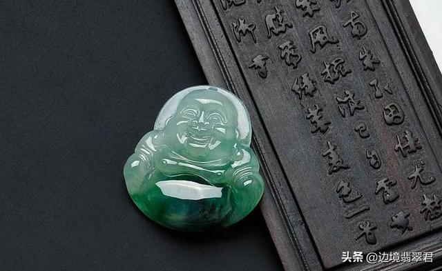 翡翠藓加绿手镯值钱吗,翡翠原石的藓是什么样的-第10张图片-翡翠网 翡翠藓加绿手镯值钱吗,翡翠原石的藓是什么样的-第10张图片-翡翠网