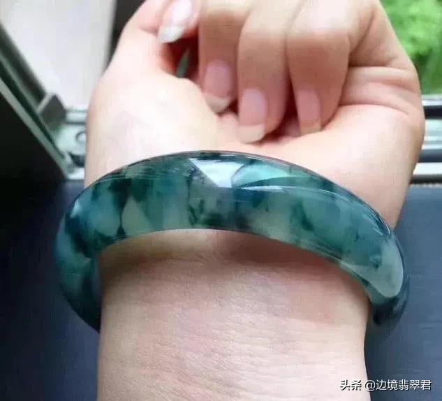 翡翠藓加绿手镯值钱吗,翡翠原石的藓是什么样的-第12张图片-翡翠网 翡翠藓加绿手镯值钱吗,翡翠原石的藓是什么样的-第12张图片-翡翠网