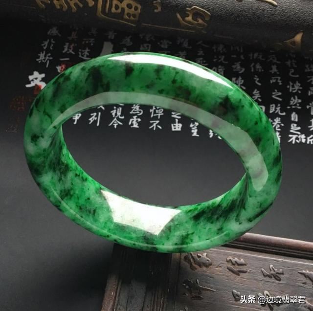翡翠藓加绿手镯值钱吗,翡翠原石的藓是什么样的-第13张图片-翡翠网 翡翠藓加绿手镯值钱吗,翡翠原石的藓是什么样的-第13张图片-翡翠网