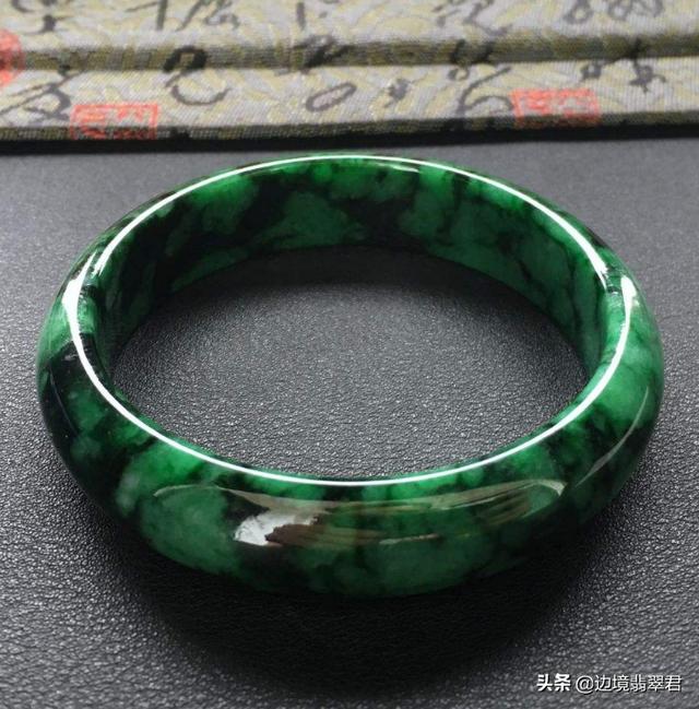 翡翠藓加绿手镯值钱吗,翡翠原石的藓是什么样的-第14张图片-翡翠网 翡翠藓加绿手镯值钱吗,翡翠原石的藓是什么样的-第14张图片-翡翠网