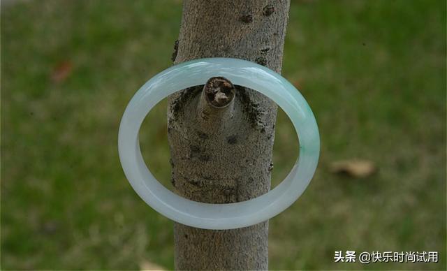 淡绿色的翡翠手镯a货,a货翡翠的鉴别方法水泡-第2张图片-翡翠网 淡绿色的翡翠手镯a货,a货翡翠的鉴别方法水泡-第2张图片-翡翠网