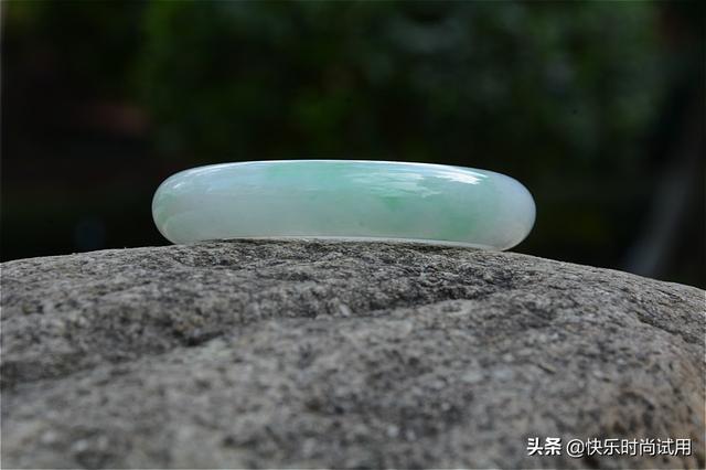 淡绿色的翡翠手镯a货,a货翡翠的鉴别方法水泡-第3张图片-翡翠网 淡绿色的翡翠手镯a货,a货翡翠的鉴别方法水泡-第3张图片-翡翠网
