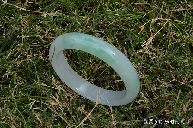 淡绿色的翡翠手镯a货,a货翡翠的鉴别方法水泡-第4张图片-翡翠网 淡绿色的翡翠手镯a货,a货翡翠的鉴别方法水泡-第4张图片-翡翠网