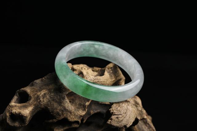 翡翠手镯金手链,翡翠手链镶嵌款式图片-第2张图片-翡翠网 翡翠手镯金手链,翡翠手链镶嵌款式图片-第2张图片-翡翠网