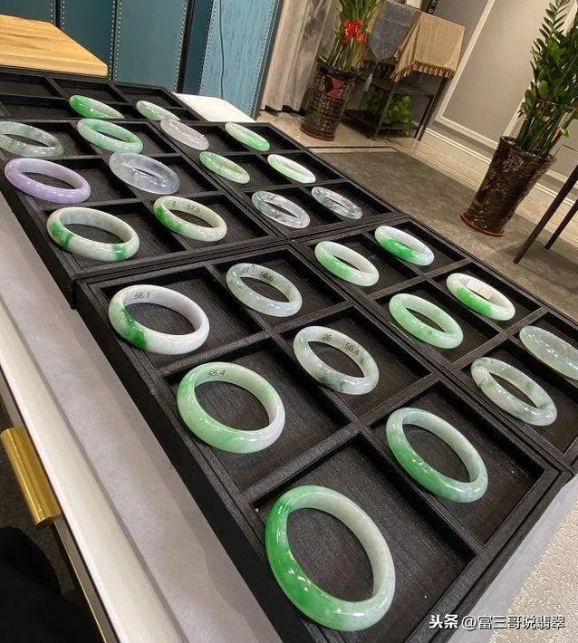 翡翠镯子有横裂纹翡翠手镯摔碎了-第7张图片-翡翠网 翡翠镯子有横裂纹翡翠手镯摔碎了-第7张图片-翡翠网