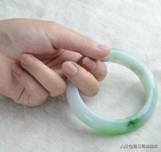 翡翠镯子有横裂纹翡翠手镯摔碎了-第8张图片-翡翠网 翡翠镯子有横裂纹翡翠手镯摔碎了-第8张图片-翡翠网