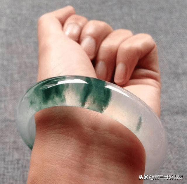 翡翠镯子有横裂纹翡翠手镯摔碎了-第9张图片-翡翠网 翡翠镯子有横裂纹翡翠手镯摔碎了-第9张图片-翡翠网