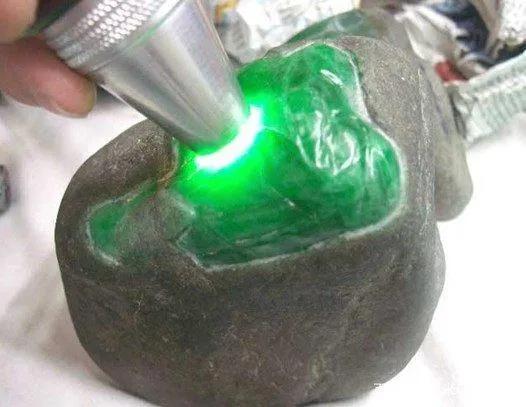 老后江翡翠原石,翡翠的纤维交织结构图-第1张图片-翡翠网 老后江翡翠原石,翡翠的纤维交织结构图-第1张图片-翡翠网