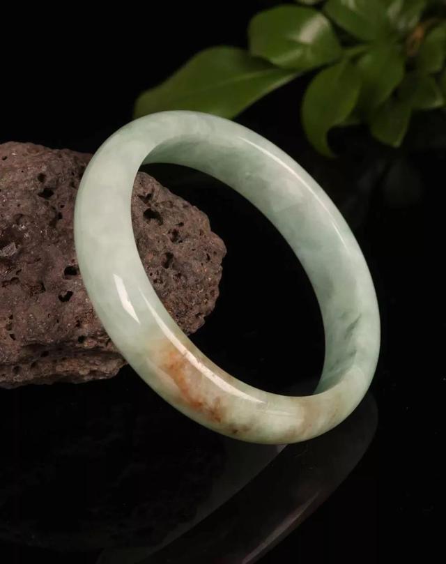 豆青翡翠手镯,豆种满阳绿翡翠手镯图片价格-第5张图片-翡翠网 豆青翡翠手镯,豆种满阳绿翡翠手镯图片价格-第5张图片-翡翠网