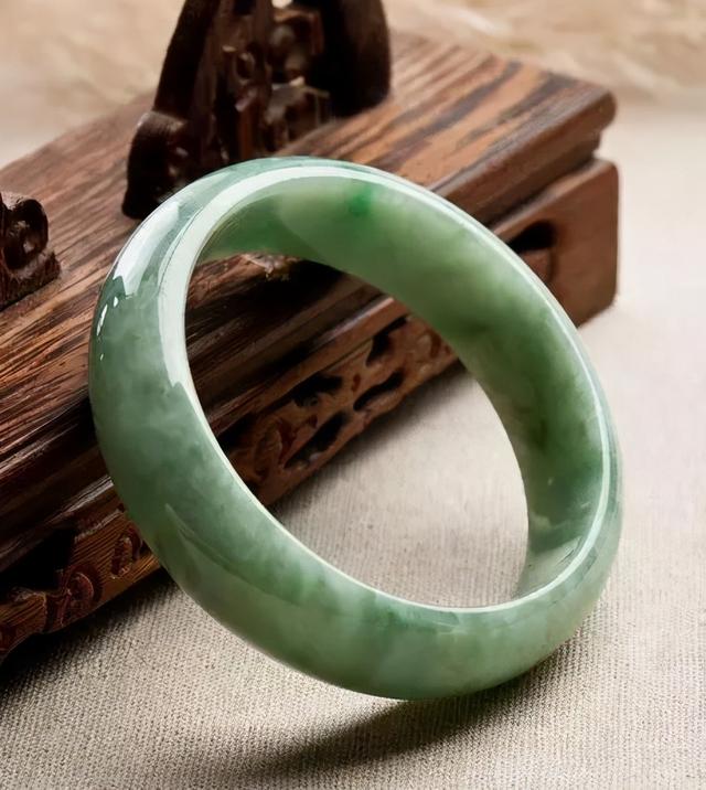 豆青翡翠手镯,豆种满阳绿翡翠手镯图片价格-第11张图片-翡翠网 豆青翡翠手镯,豆种满阳绿翡翠手镯图片价格-第11张图片-翡翠网