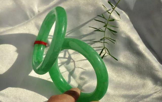 2万的翡翠手镯,翡翠手镯上有黑色划痕-第3张图片-翡翠网 2万的翡翠手镯,翡翠手镯上有黑色划痕-第3张图片-翡翠网