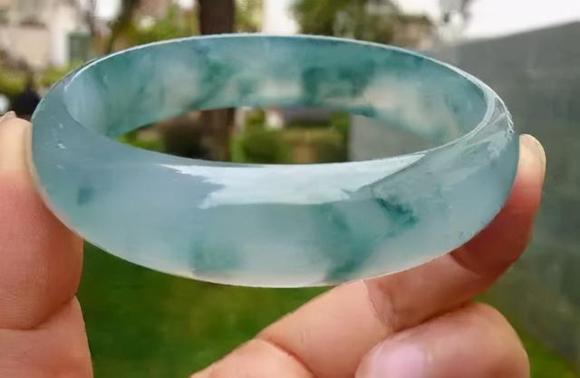 有抛光粉的翡翠手镯,翡翠手镯的抛光粉是什么-第1张图片-翡翠网 有抛光粉的翡翠手镯,翡翠手镯的抛光粉是什么-第1张图片-翡翠网