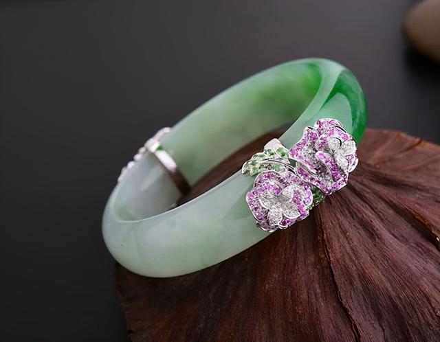 真翡翠手镯摔碎了是什么样翡翠手镯摔坏-第2张图片-翡翠网 真翡翠手镯摔碎了是什么样翡翠手镯摔坏-第2张图片-翡翠网