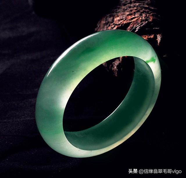 祖母绿戒指镶嵌,女人带翡翠手镯好不好-第6张图片-翡翠网 祖母绿戒指镶嵌,女人带翡翠手镯好不好-第6张图片-翡翠网