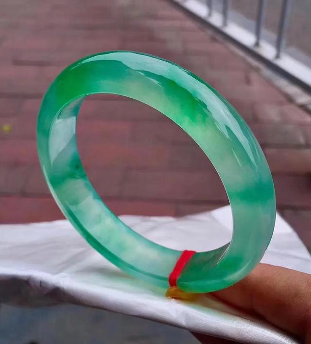 包含翡翠手镯为何越带越通透的词条-第1张图片-翡翠网 包含翡翠手镯为何越带越通透的词条-第1张图片-翡翠网