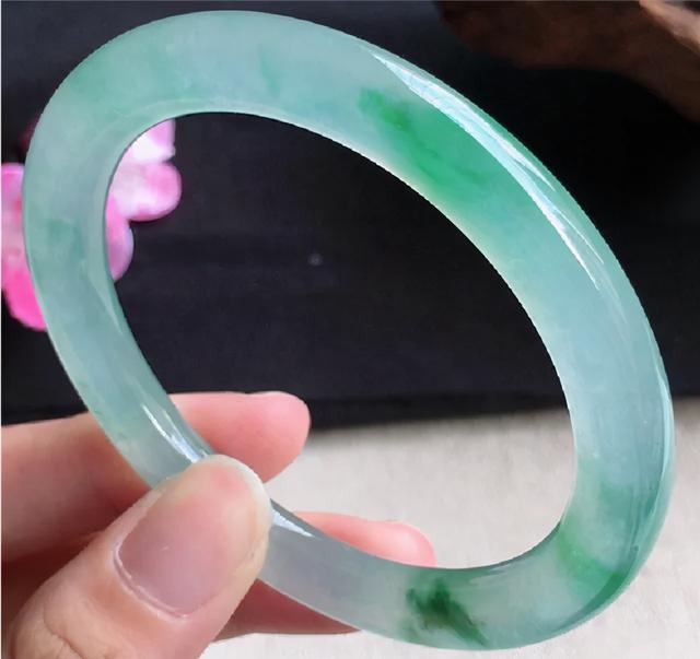 翡翠手镯广告,怎么养翡翠镯子-第6张图片-翡翠网 翡翠手镯广告,怎么养翡翠镯子-第6张图片-翡翠网