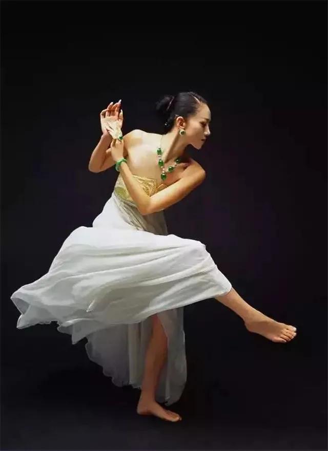 翡翠手镯广告,怎么养翡翠镯子-第7张图片-翡翠网 翡翠手镯广告,怎么养翡翠镯子-第7张图片-翡翠网