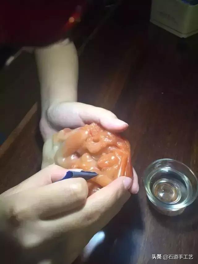 翡翠原石上刷油干什么,翡翠保养油什么油最好-第7张图片-翡翠网