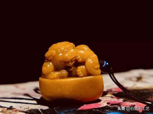 翡翠原石上刷油干什么,翡翠保养油什么油最好-第8张图片-翡翠网