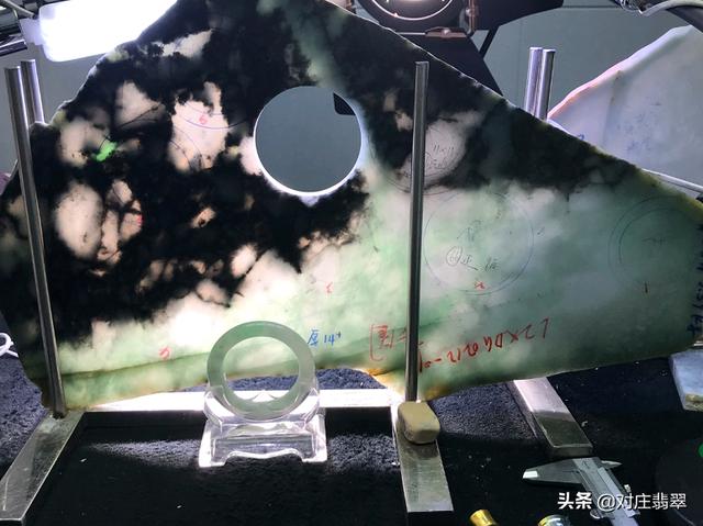 黑翡翠手镯,32种翡翠颜色等级排名-第1张图片-翡翠网 黑翡翠手镯,32种翡翠颜色等级排名-第1张图片-翡翠网