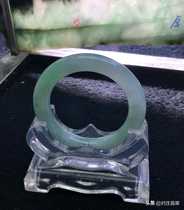 黑翡翠手镯,32种翡翠颜色等级排名-第2张图片-翡翠网 黑翡翠手镯,32种翡翠颜色等级排名-第2张图片-翡翠网