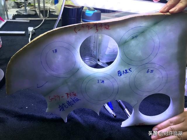 黑翡翠手镯,32种翡翠颜色等级排名-第4张图片-翡翠网 黑翡翠手镯,32种翡翠颜色等级排名-第4张图片-翡翠网