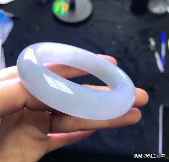 黑翡翠手镯,32种翡翠颜色等级排名-第5张图片-翡翠网 黑翡翠手镯,32种翡翠颜色等级排名-第5张图片-翡翠网