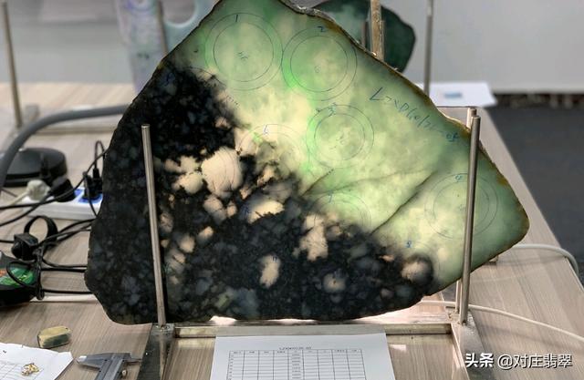 黑翡翠手镯,32种翡翠颜色等级排名-第7张图片-翡翠网 黑翡翠手镯,32种翡翠颜色等级排名-第7张图片-翡翠网