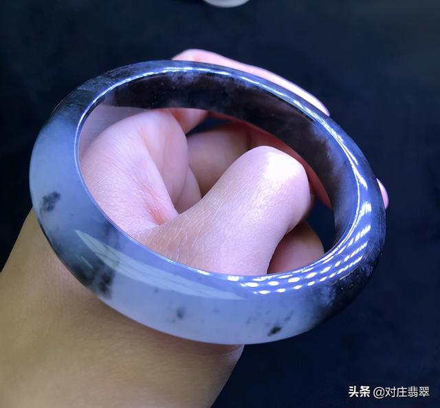 黑翡翠手镯,32种翡翠颜色等级排名-第8张图片-翡翠网 黑翡翠手镯,32种翡翠颜色等级排名-第8张图片-翡翠网