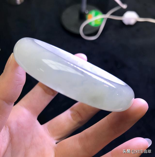 黑翡翠手镯,32种翡翠颜色等级排名-第11张图片-翡翠网 黑翡翠手镯,32种翡翠颜色等级排名-第11张图片-翡翠网