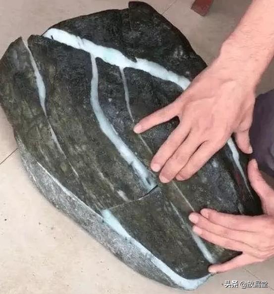 翡翠原石价值切废的翡翠原石图片-第1张图片-翡翠网 翡翠原石价值切废的翡翠原石图片-第1张图片-翡翠网