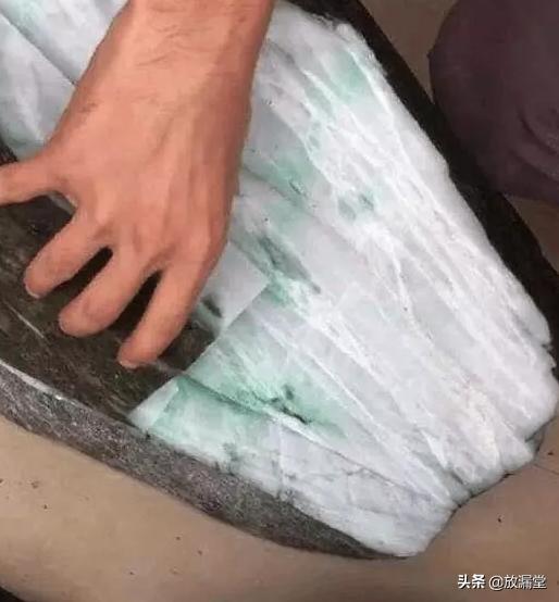 翡翠原石价值切废的翡翠原石图片-第3张图片-翡翠网 翡翠原石价值切废的翡翠原石图片-第3张图片-翡翠网
