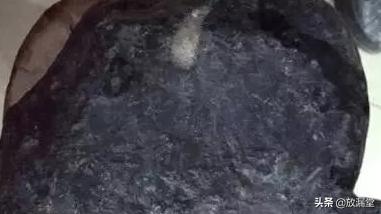 翡翠原石价值切废的翡翠原石图片-第4张图片-翡翠网 翡翠原石价值切废的翡翠原石图片-第4张图片-翡翠网