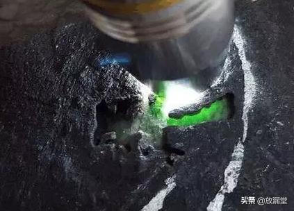 翡翠原石价值切废的翡翠原石图片-第5张图片-翡翠网 翡翠原石价值切废的翡翠原石图片-第5张图片-翡翠网