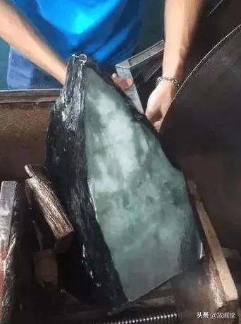 翡翠原石价值切废的翡翠原石图片-第9张图片-翡翠网 翡翠原石价值切废的翡翠原石图片-第9张图片-翡翠网