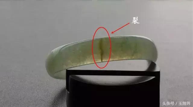 翡翠手镯瑕疵翡翠上有黄斑反而好-第3张图片-翡翠网 翡翠手镯瑕疵翡翠上有黄斑反而好-第3张图片-翡翠网