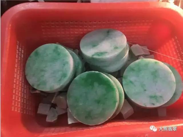 满色飘辣翡翠手镯,3万元糯冰飘花翡翠手镯-第5张图片-翡翠网 满色飘辣翡翠手镯,3万元糯冰飘花翡翠手镯-第5张图片-翡翠网
