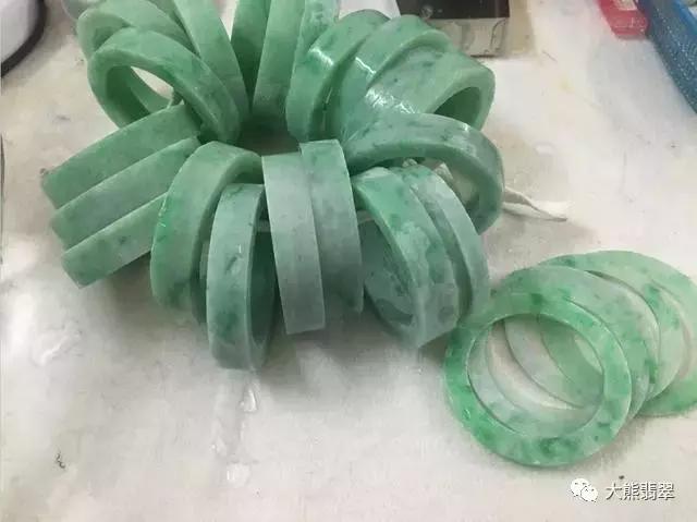 满色飘辣翡翠手镯,3万元糯冰飘花翡翠手镯-第6张图片-翡翠网 满色飘辣翡翠手镯,3万元糯冰飘花翡翠手镯-第6张图片-翡翠网