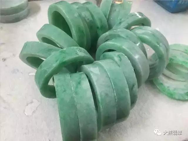 满色飘辣翡翠手镯,3万元糯冰飘花翡翠手镯-第7张图片-翡翠网 满色飘辣翡翠手镯,3万元糯冰飘花翡翠手镯-第7张图片-翡翠网