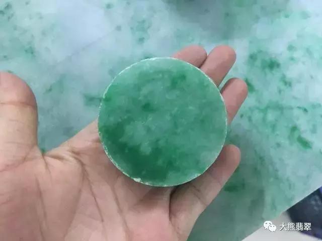 满色飘辣翡翠手镯,3万元糯冰飘花翡翠手镯-第8张图片-翡翠网 满色飘辣翡翠手镯,3万元糯冰飘花翡翠手镯-第8张图片-翡翠网