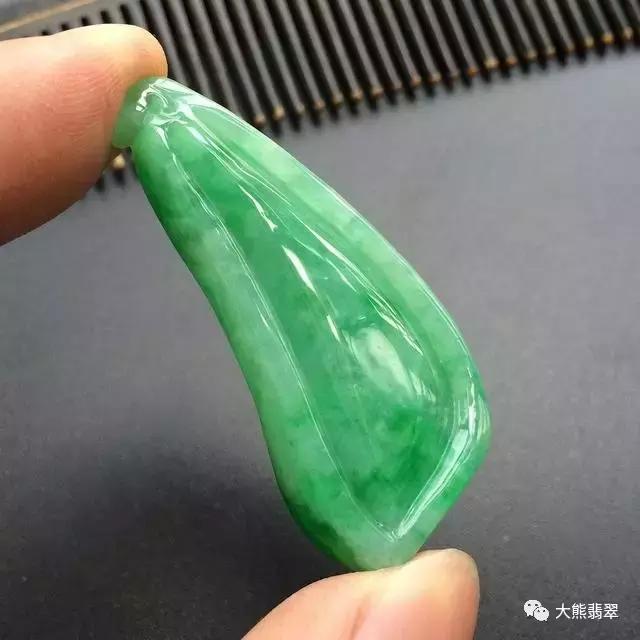 满色飘辣翡翠手镯,3万元糯冰飘花翡翠手镯-第11张图片-翡翠网 满色飘辣翡翠手镯,3万元糯冰飘花翡翠手镯-第11张图片-翡翠网