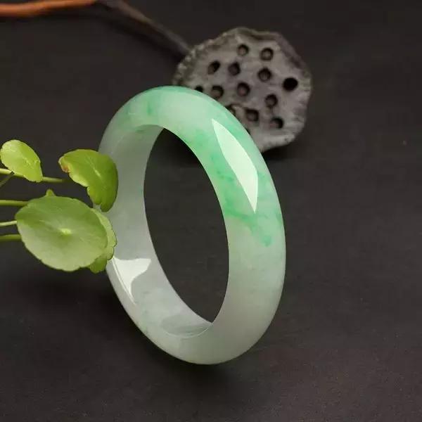 满色飘辣翡翠手镯,3万元糯冰飘花翡翠手镯-第12张图片-翡翠网 满色飘辣翡翠手镯,3万元糯冰飘花翡翠手镯-第12张图片-翡翠网