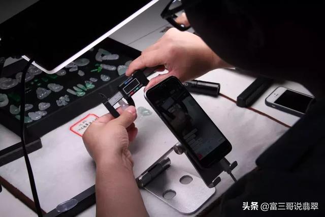 翡翠手镯内径,翡翠手镯怎么保养-第1张图片-翡翠网 翡翠手镯内径,翡翠手镯怎么保养-第1张图片-翡翠网