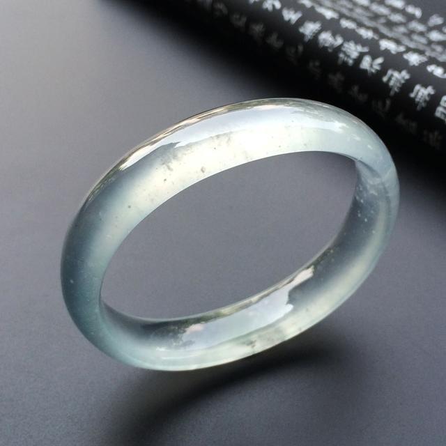 翡翠平安扣的寓意不同翡翠手镯的寓意-第4张图片-翡翠网 翡翠平安扣的寓意不同翡翠手镯的寓意-第4张图片-翡翠网