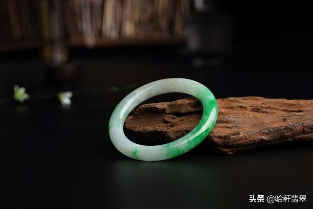 翡翠手镯变现1万5左右的翡翠手镯-第11张图片-翡翠网 翡翠手镯变现1万5左右的翡翠手镯-第11张图片-翡翠网