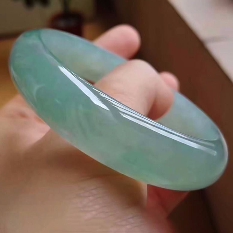 仿翡翠手镯翡翠手镯戴在哪只手好-第1张图片-翡翠网 仿翡翠手镯翡翠手镯戴在哪只手好-第1张图片-翡翠网