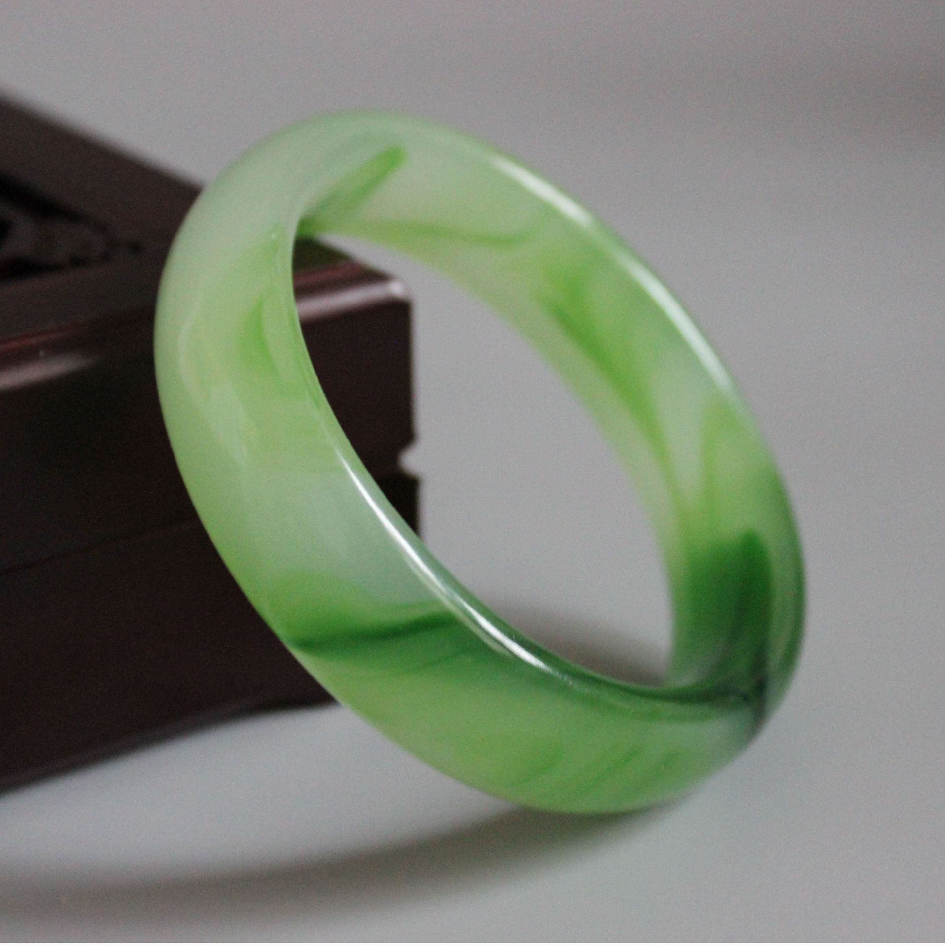 仿翡翠手镯翡翠手镯戴在哪只手好-第2张图片-翡翠网 仿翡翠手镯翡翠手镯戴在哪只手好-第2张图片-翡翠网